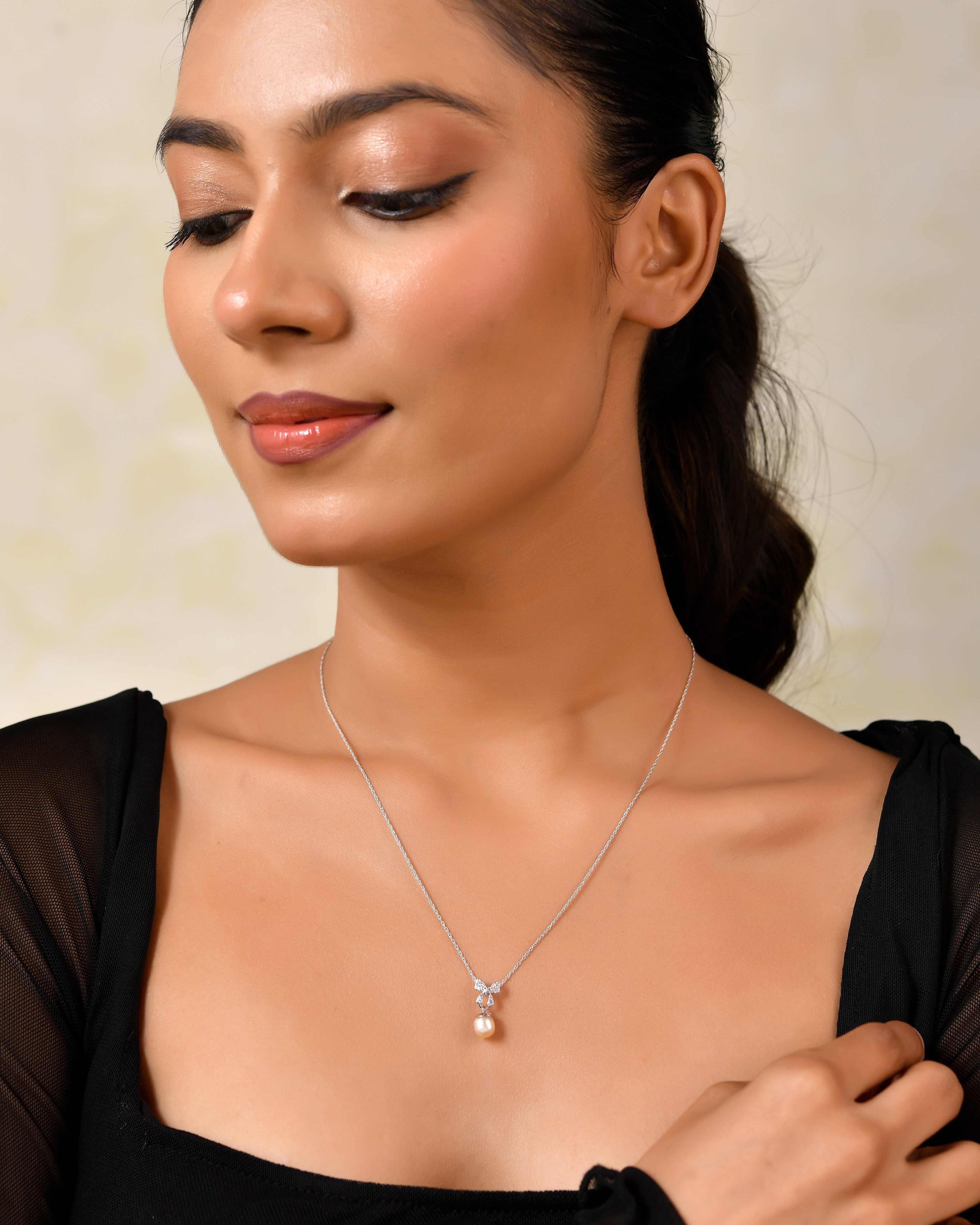 Perlea & Zircon Bow Pendant with Silver Chain