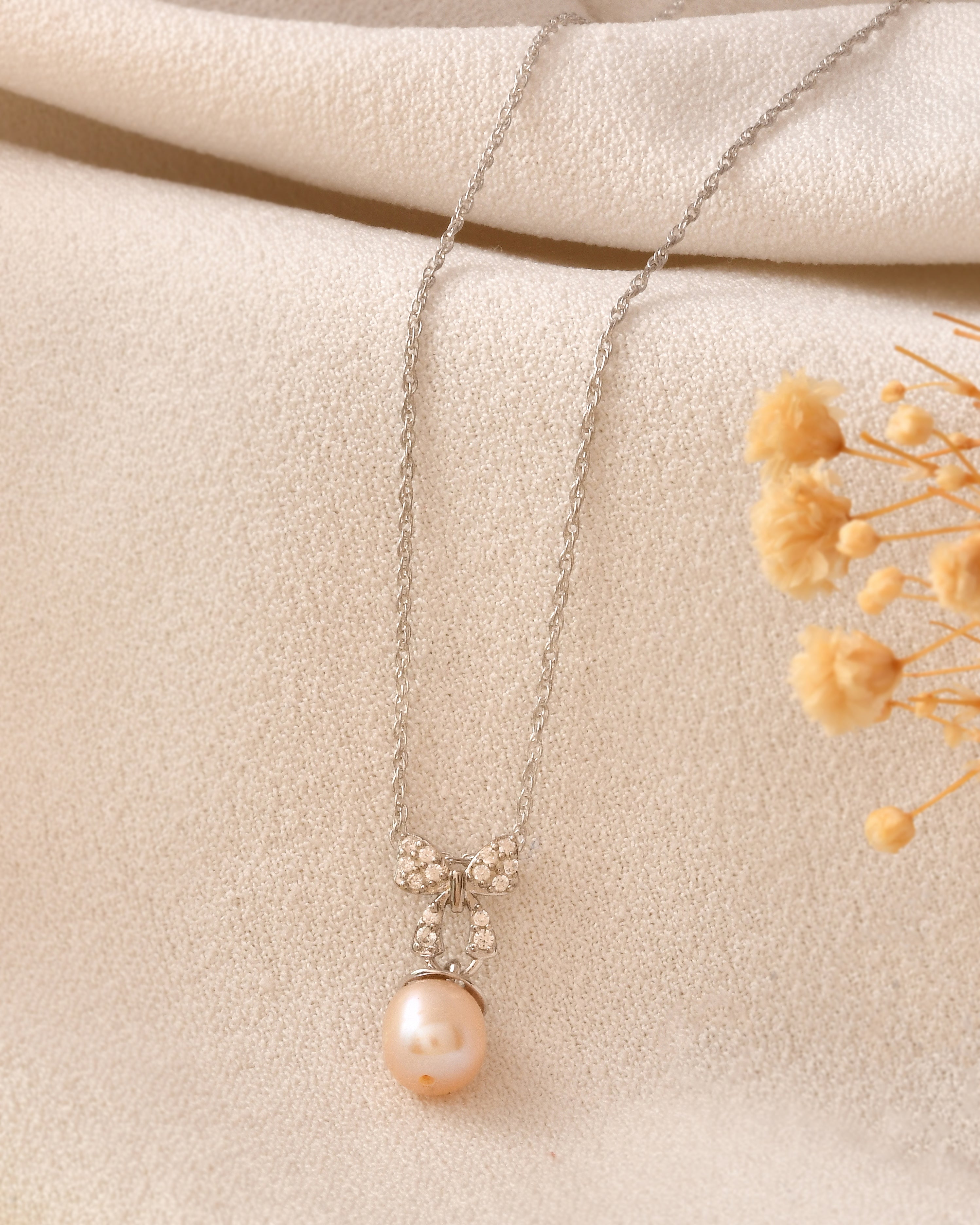 Perlea & Zircon Bow Pendant with Silver Chain